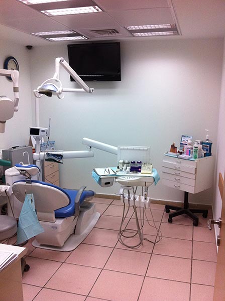 המרכז לרפואת שיניים להשתלות ואסתטיקה בבת ים של דר' אוסטרובסקי.